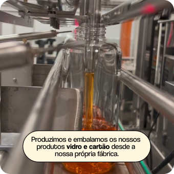 Produção do Golden Radiance Body Oil. O texto sobreposto diz: Produzimos e embalamos, em vidro e cartão, a partir da nossa própria fábrica.